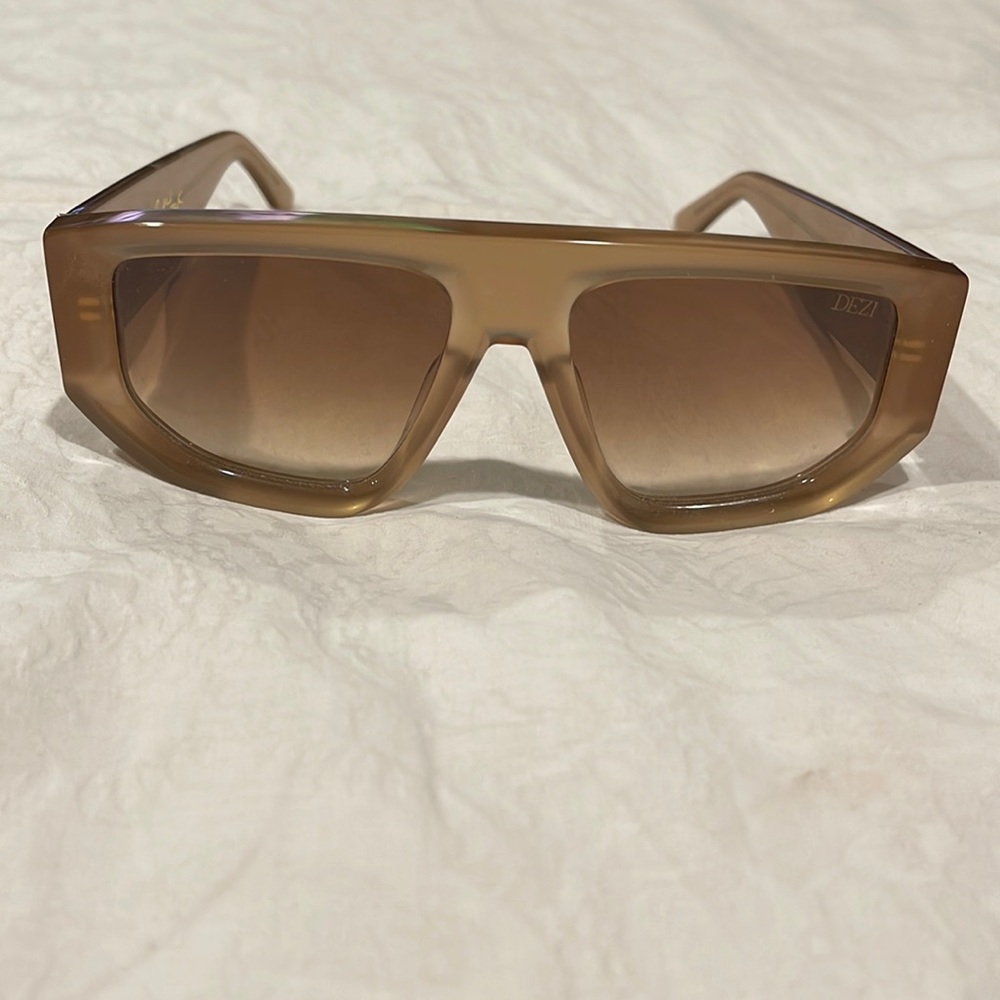 Backtrack Dezi Sunglases color: HONEY MAPLE/ UMBER FADED